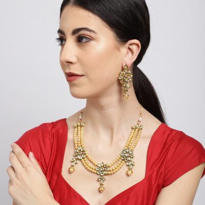 Gold Finish Choker Set With Kundan Work