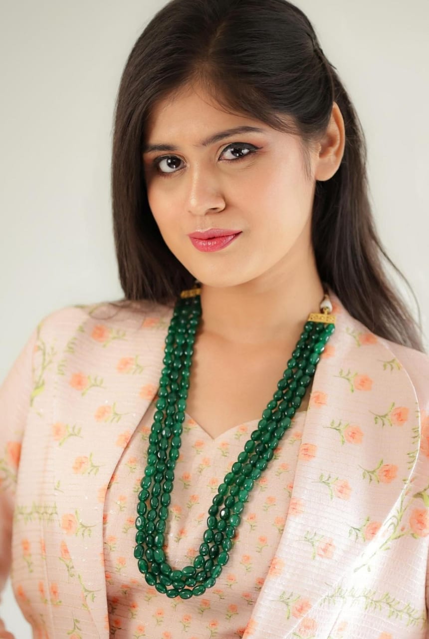 Green Colored Semi-Precious Stone & Emerald Bead Necklace - Image 2