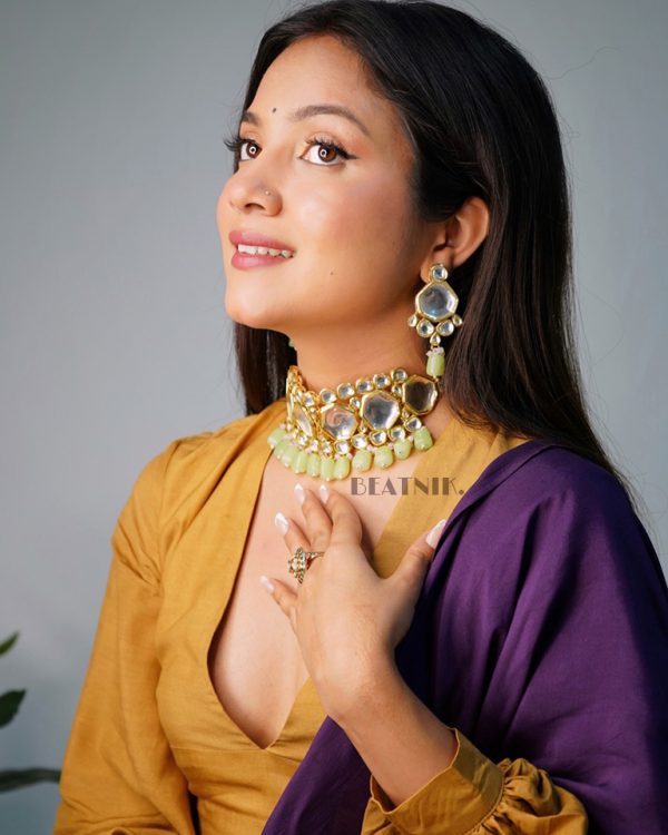 Gold Plated Kundan Neckpiece With Earrings - Image 2