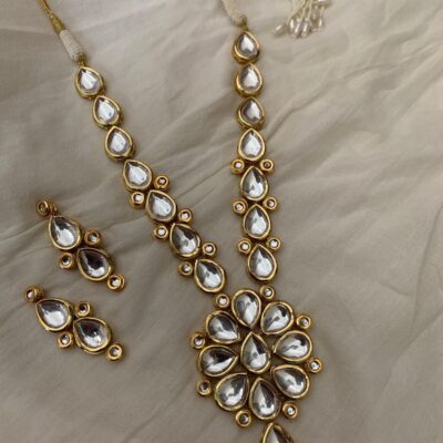 Delicate Kundan Necklace Set