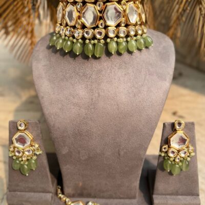 Delicate Kundan Necklace Set