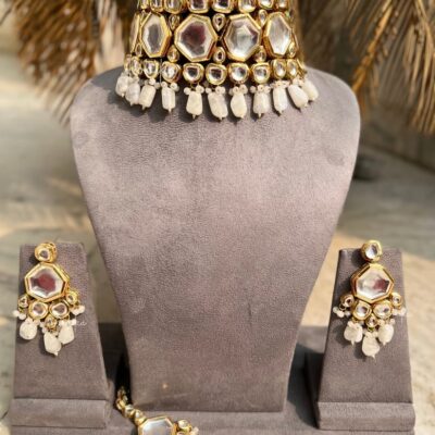 Delicate Kundan Necklace Set