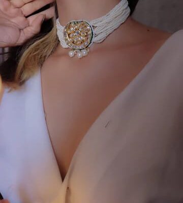 Fine White Pearls Necklace With Kundan Stone