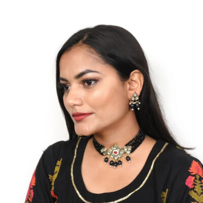 Elegant Kundan Necklace With Earrings