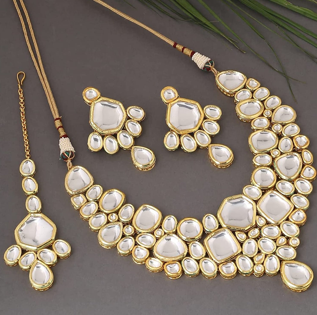 Stunning Kundan Choker Necklace Set With Maang Tikka - Image 2