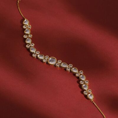 Gold-Plated White Kundan-Studded & Pearl Beaded Hair Band Mathapatti