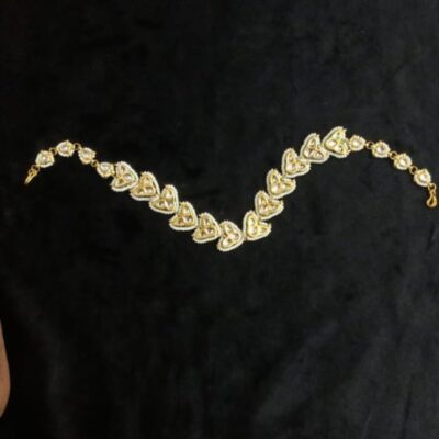 Gold-Plated White Kundan-Studded & Pearl Beaded Hair Band Mathapatti