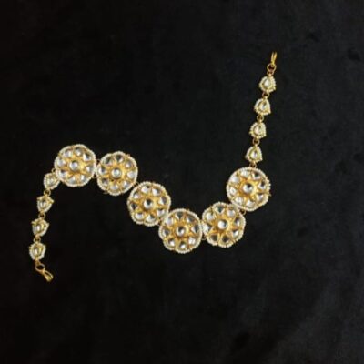 Gold-Plated White Kundan-Studded & Pearl Beaded Hair Band Mathapatti