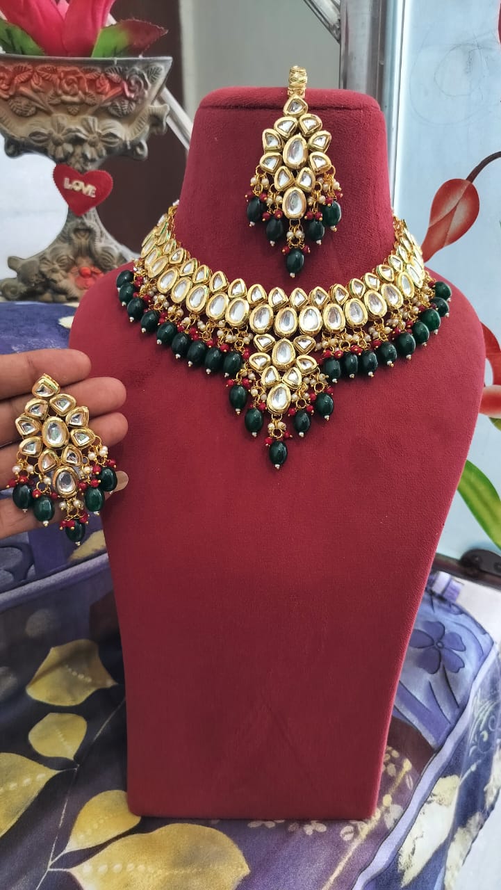 White Kundan Necklace Set With Earrings & Maangtika