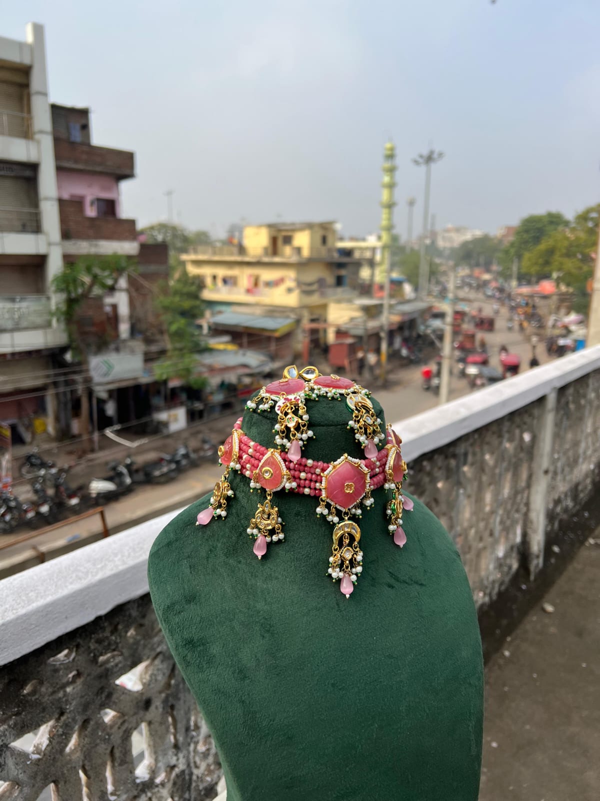 Gold-Plated Kundan-Studded & Beaded Chokar Jewellery Set - Image 3