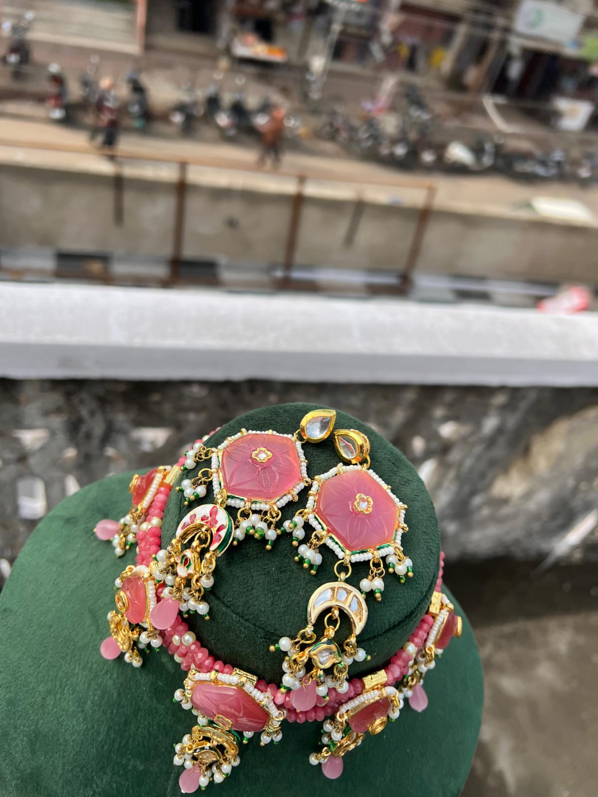 Gold-Plated Kundan-Studded & Beaded Chokar Jewellery Set - Image 5