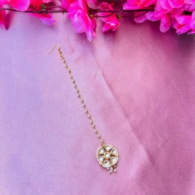 Minimalist Kundan Maang Tikka with Pearl Chain