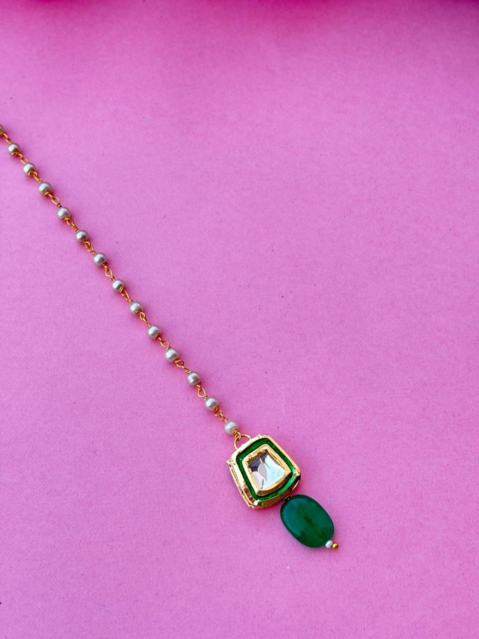 Minimalist Green Kundan Maang Tikka with Pearl Chain - Image 2