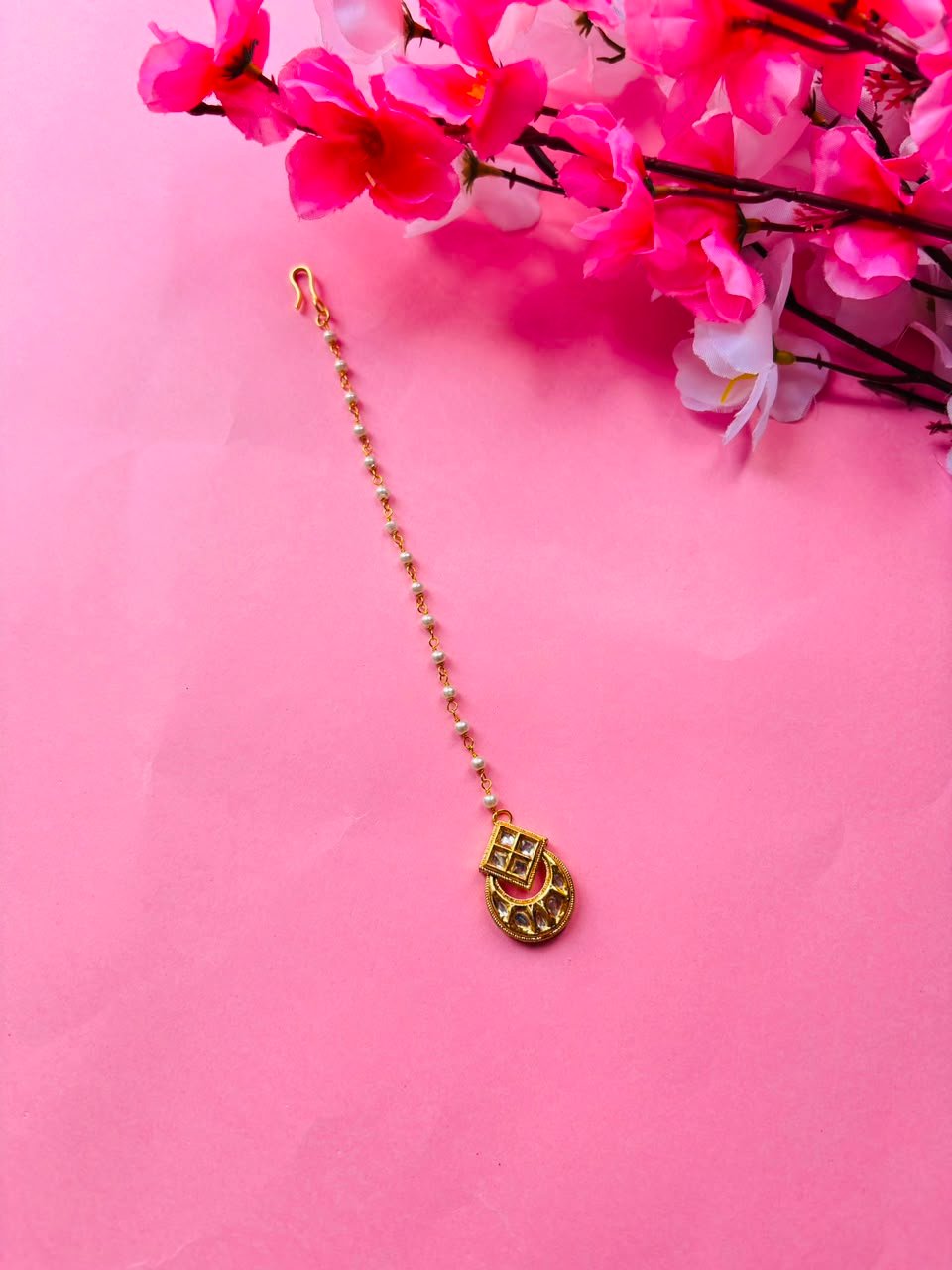 Dainty Pearl & Kundan Maang Tikka