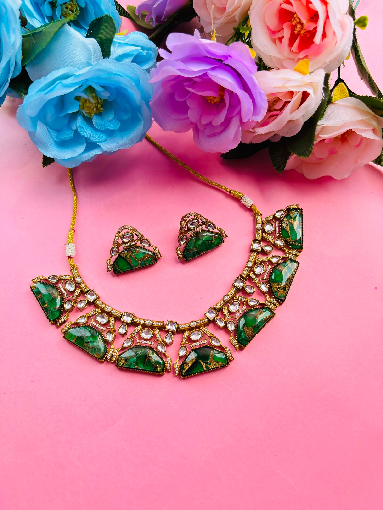 Kundan Choker Necklace Set With Green Stone Pendant - Image 2