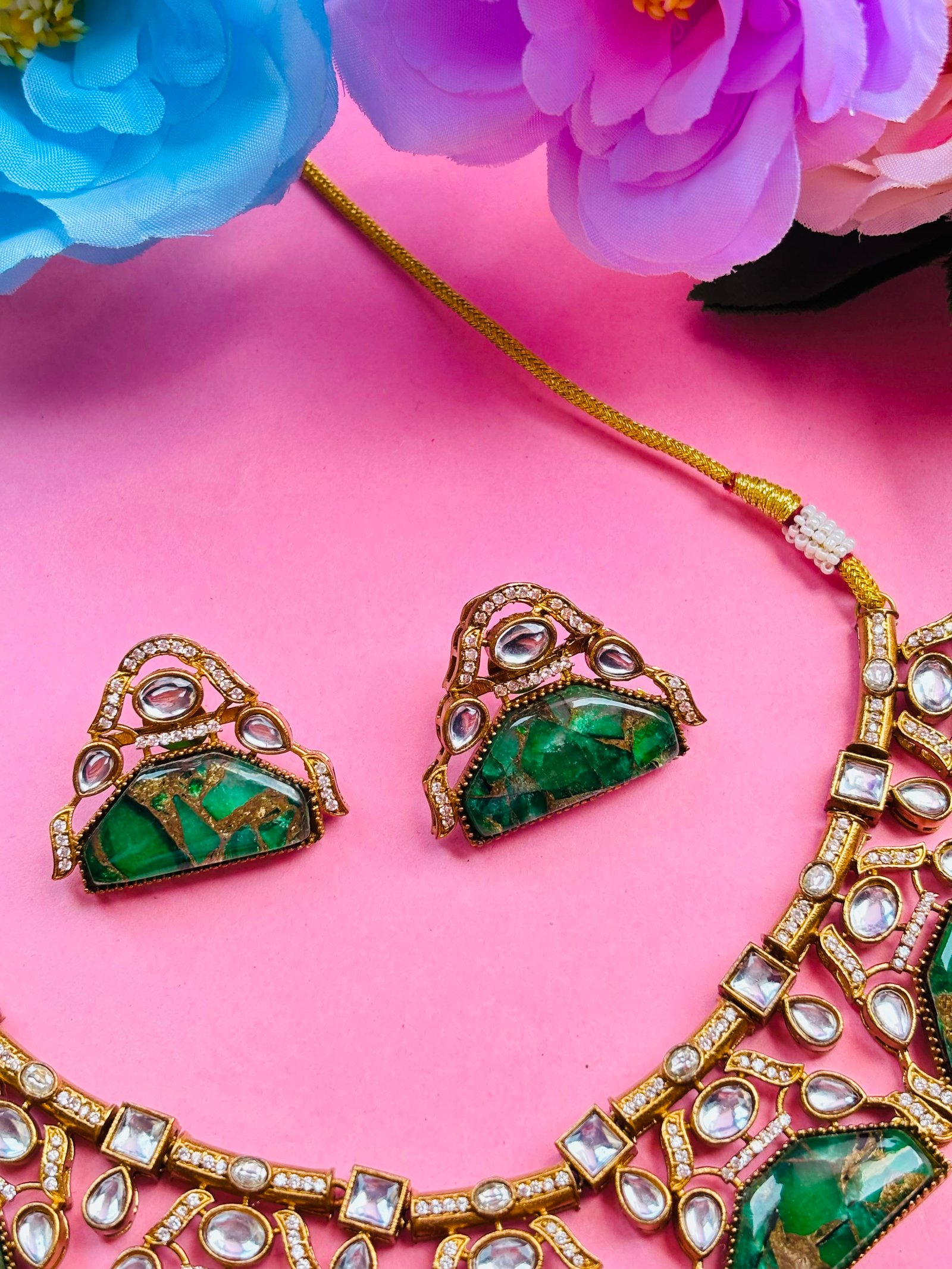Kundan Choker Necklace Set With Green Stone Pendant - Image 5