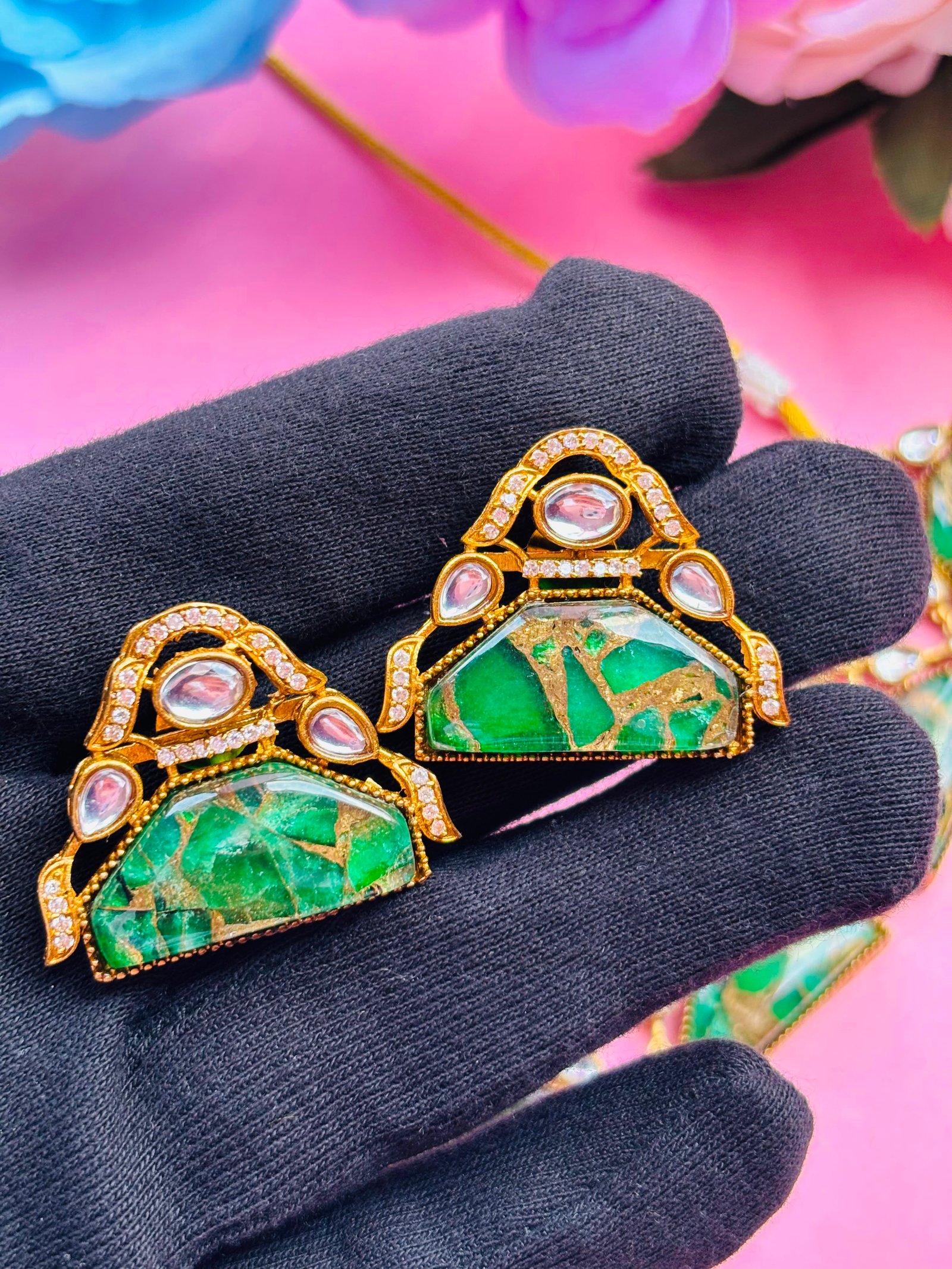 Kundan Choker Necklace Set With Green Stone Pendant - Image 7