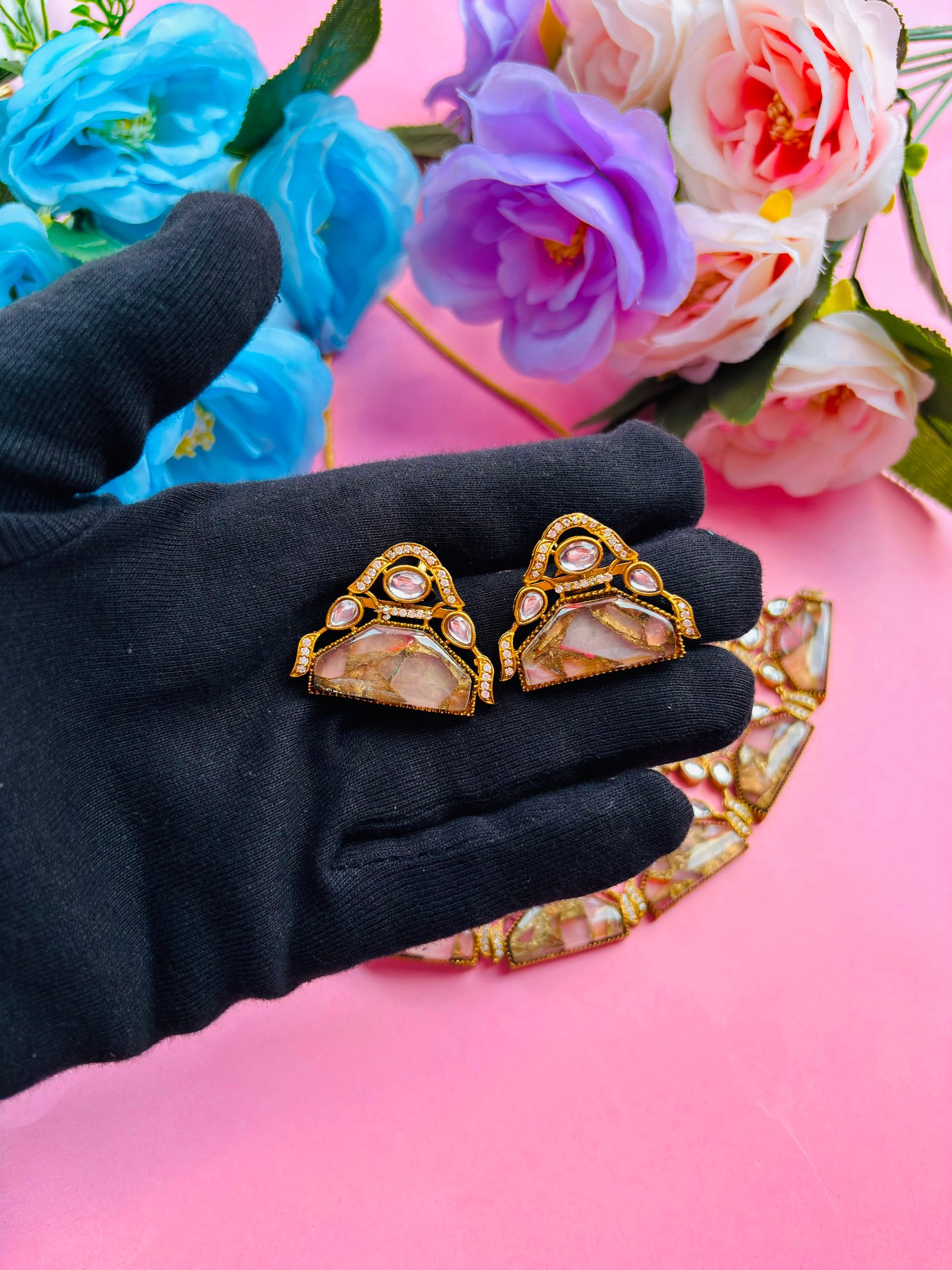 Kundan Choker Necklace Set With Pink Stone Pendant - Image 6