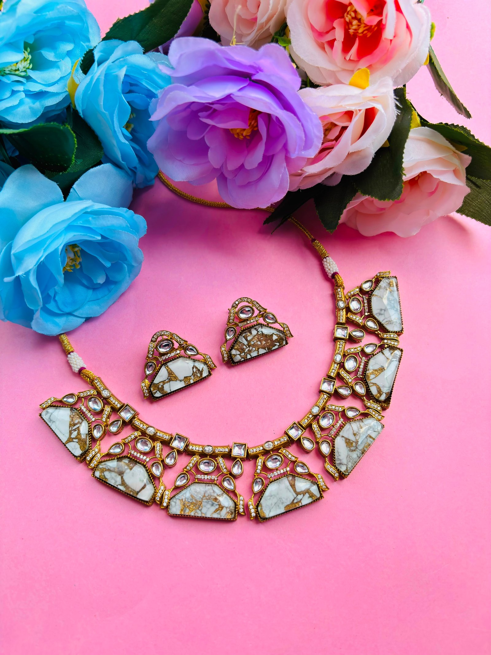 Kundan Choker Necklace Set With White Stone Pendant - Image 2