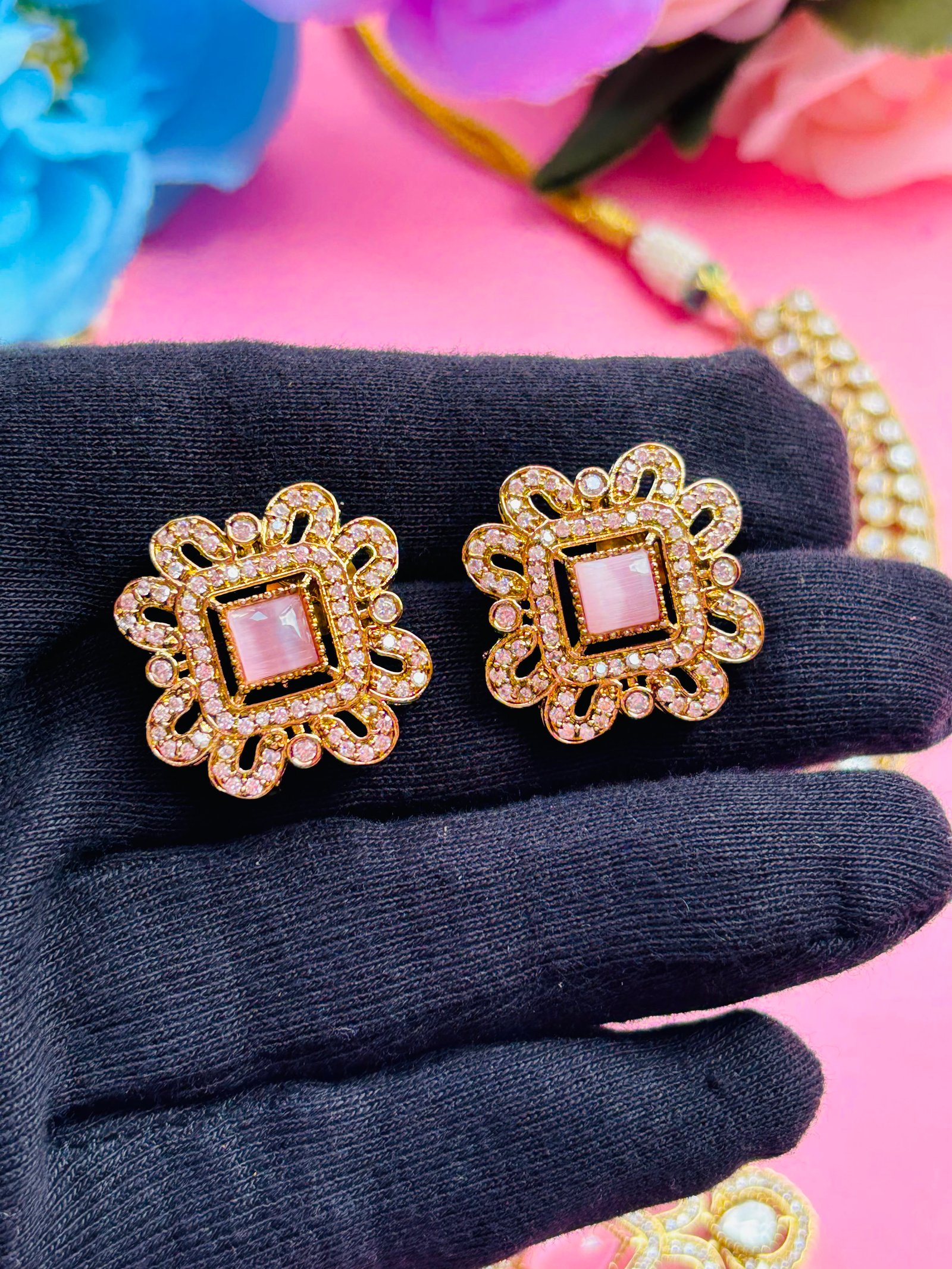 Kundan Choker Necklace Set With Pink Stone Pendant - Image 8