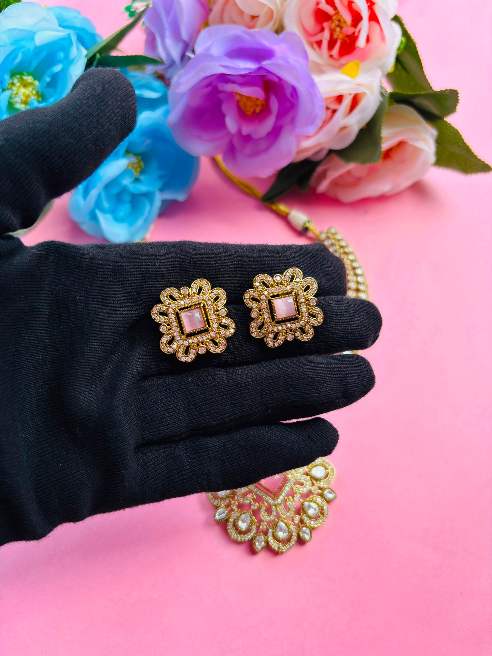 Kundan Choker Necklace Set With Pink Stone Pendant - Image 7