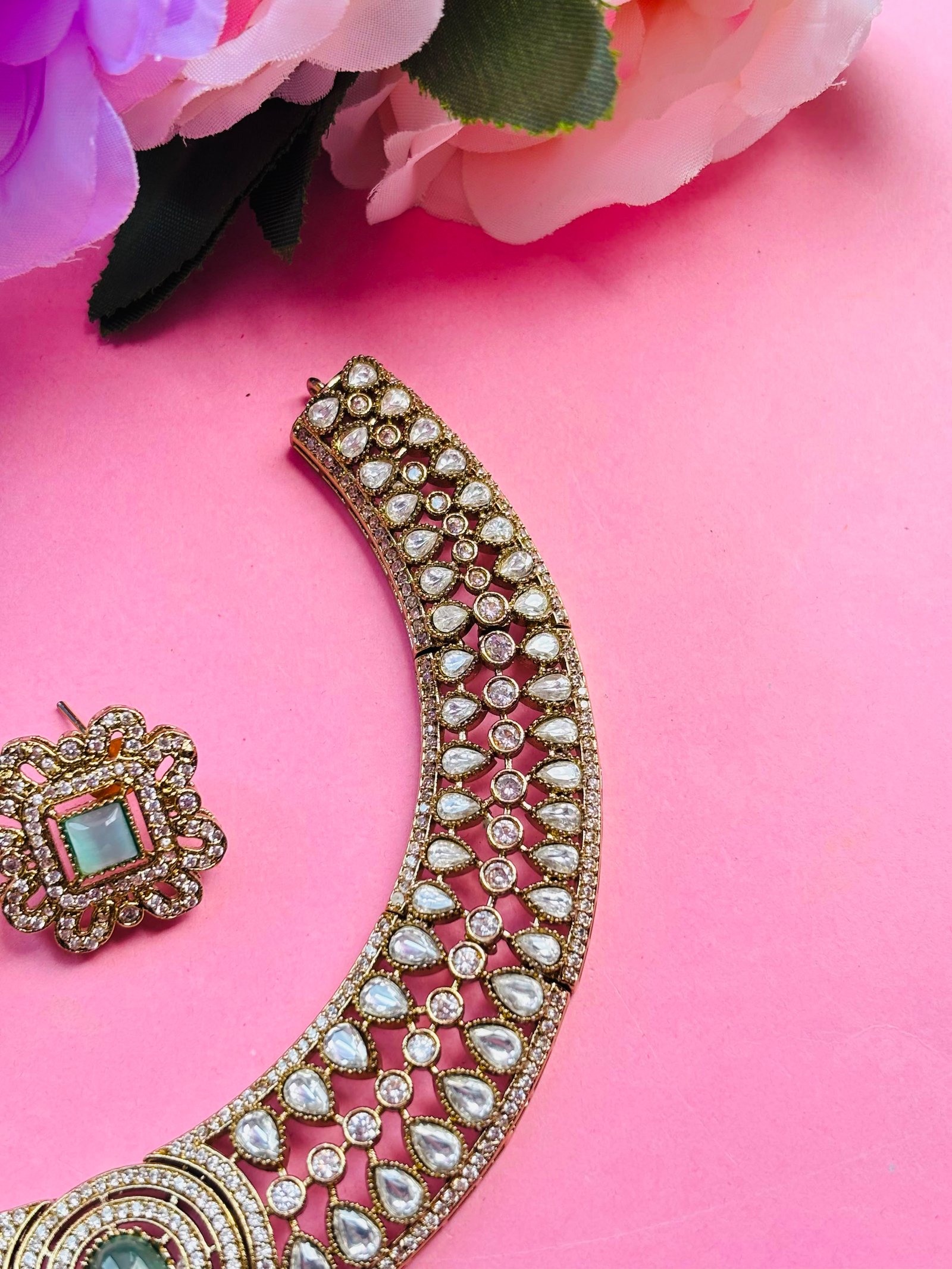 Kundan Choker Necklace Set With Sea Green Stone Pendant - Image 4